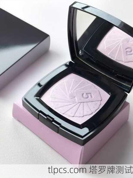 这是一个非常有趣的问题！将塔罗牌作为灵感设计的腮红，其好看与否主要取决于设计理念、色彩搭配和你的个人喜好