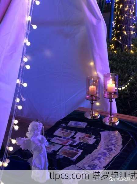 在室外摆摊进行塔罗牌占卜，是一个充满创意且能接触多元人群的方式。以下是一些关键建议和注意事项，帮助你顺利开展