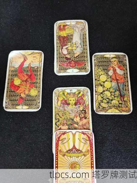 你提到的国王乌鸦并不是塔罗牌中的标准牌名。在传统塔罗体系中（如韦特、马赛等）并没有名为国王乌鸦的牌。不过，这个组合可能指向以下几种可能性，我将为你详细解析