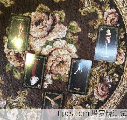 你提到的平凡之路与塔罗牌的结合，是一个充满哲思的联想。在塔罗体系中，虽然没有直接名为平凡之路的牌，但我们可以从牌义、象征和人生旅程的角度，解读这条平凡之路在塔罗中的映射